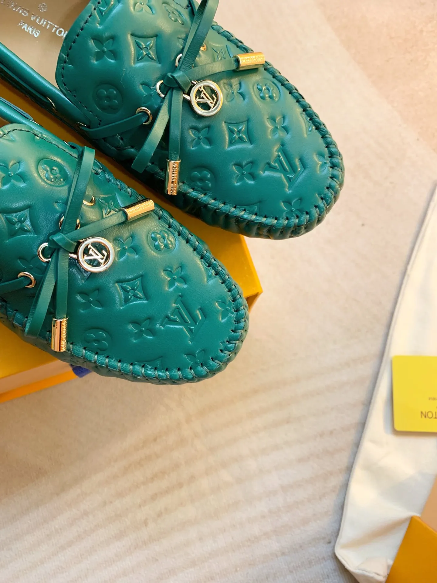 p460💰Couple model❤️🇫🇷 𝙇𝙤𝙪𝙞𝙨 𝙑𝙪𝙞𝙩𝙩𝙤𝙣 🇫🇷Louis Vuitton 2023 Classic𝓛𝓿 𝓣𝓻𝓪𝓲𝓷𝓮𝓻 Sports Series ➪➪➪¯ [Arizona Doudou Shoes Series] ▪️▪️▪️Arizona slip-on shoes are made of Monogram Eclipse canvas. Its hand-painted and dyed edges and hand-sewn uppers fully demonstrate Louis Vuitton's traditional shoemaking craftsmanship. This slip-on shoe is very lightweight. The integrated tongue and upper make it particularly comfortable and flexible. The soft outsole is equipped with rubber padding. Decorated with matching sash. Detailed features: ☑️Monogram Eclipse canvas ☑️Black Eclipse pattern ☑️Hand-painted shoe edges ☑️Hand-sewn uppers (each pair takes time to process) ☑️Integrated tongue and upper construction ☑️Outsole equipped with rubber lining ☑️size: 35_46